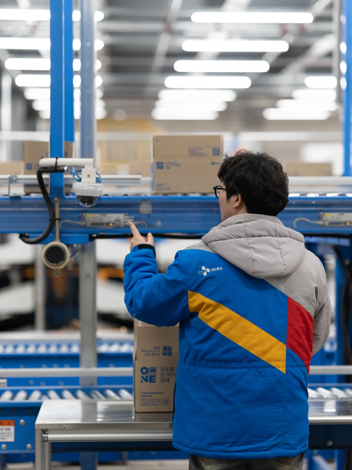 Telecamera che sorveglia le operazioni in un centro logistico